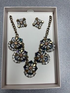 Floral Statement Necklace and pierced Earring Set - White & Gold